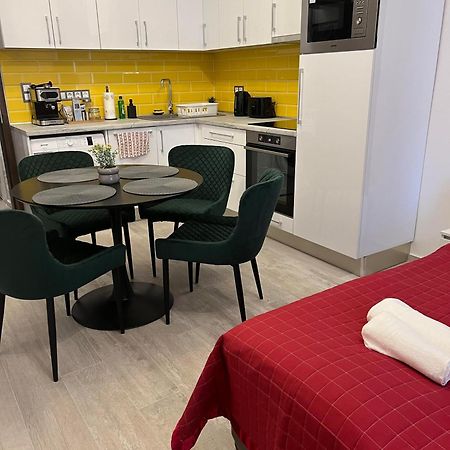 Center Apartman In The Famous Hajos Street Boedapest Buitenkant foto